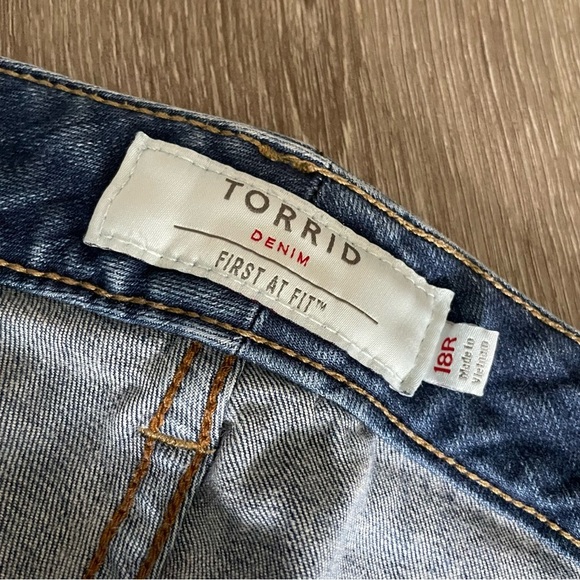 TORRID Luxe Slim Boot Mid-Rise Jean Medium Wash Size 18 - Picture 7 of 9